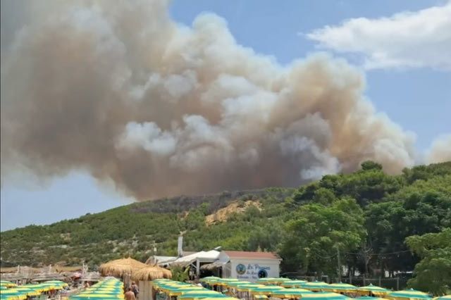 Ιταλία: Μεγάλη φωτιά σε χωριό της Απουλία – Εκατοντάδες άνθρωποι απομακρύνθηκαν δια θαλάσσης